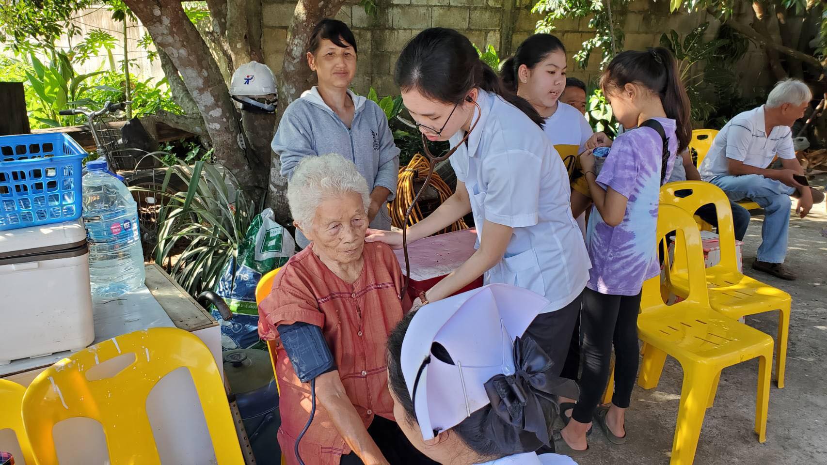 ชุดแพทย์ทหาร ลงพื้นที่ให้กำลังใจ ติดตามให้ความช่วยเหลือ และมอบสิ่งของให้แก่ผู้ประสบอัคคีภัย อ.ลับแล จ.อุตรดิตถ์