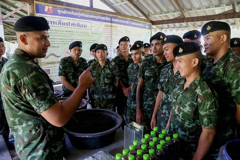 "อาวุธที่ดีที่สุดคืออาวุธทางปัญญา" พล.ร.3 จัดการอบรมให้ความรู้พลทหารก่อนปลดประจำการ ที่ สวนเกษตรผสมผสาน กองพันย่าโม (ร.3 พัน.2)