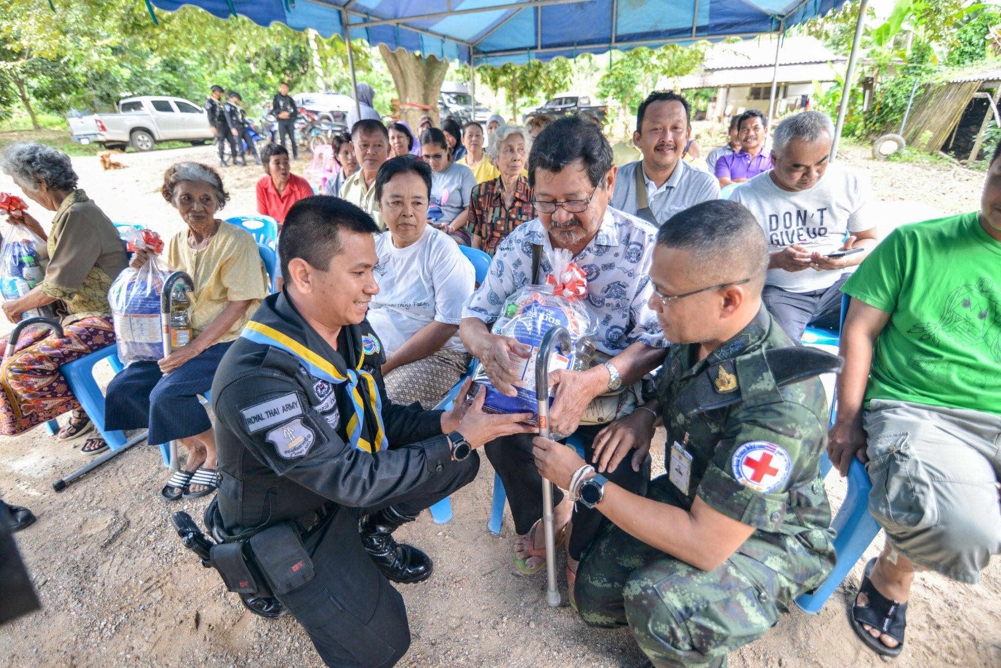 หมอทหารใจดี มอบอุปกรณ์และเครื่องอุปโภคบริโภคให้ราษฎรผู้พิการและสูงอายุ