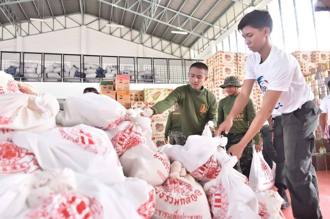 มทบ.27 ร่วมสนับสนุนมูลนิธิร่วมกตัญญู ในการมอบเงินช่วยเหลือผู้ประสบอุทกภัย ในพื้นที่ จ.ร้อยเอ็ด