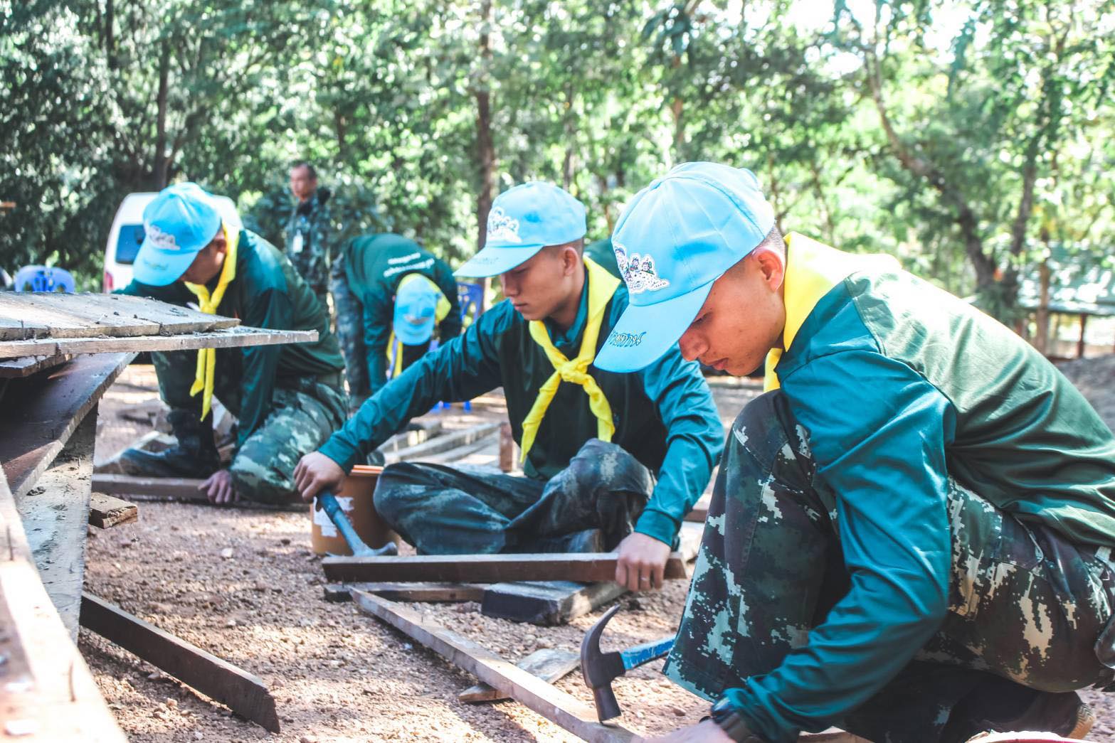 ทหารจิตอาสาพระราชทาน ร่วมกับ จิตศรัทธาสาธุชน ช่วยกันรื้อถอนหลังคาโบสถ์ เตรียมปฏิสังขรณ์