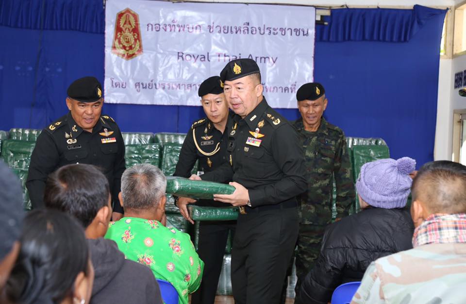 มทภ.3 ร่วมมอบผ้าห่มกันหนาวให้กับประชาชนที่ประสบภัยหนาว ใน จ.ตาก มทภ.3 ร่วมมอบผ้าห่มกันหนาวให้กับประชาชนที่ประสบภัยหนาว ใน จ.ตาก