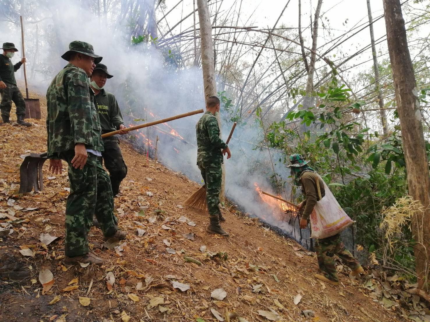 “ผนึกกำลังดับไฟป่า” ทหาร ร่วมกับ ปภ.จังหวัดอุตรดิตถ์ ....เฝ้าระวัง 24 ชั่วโมง