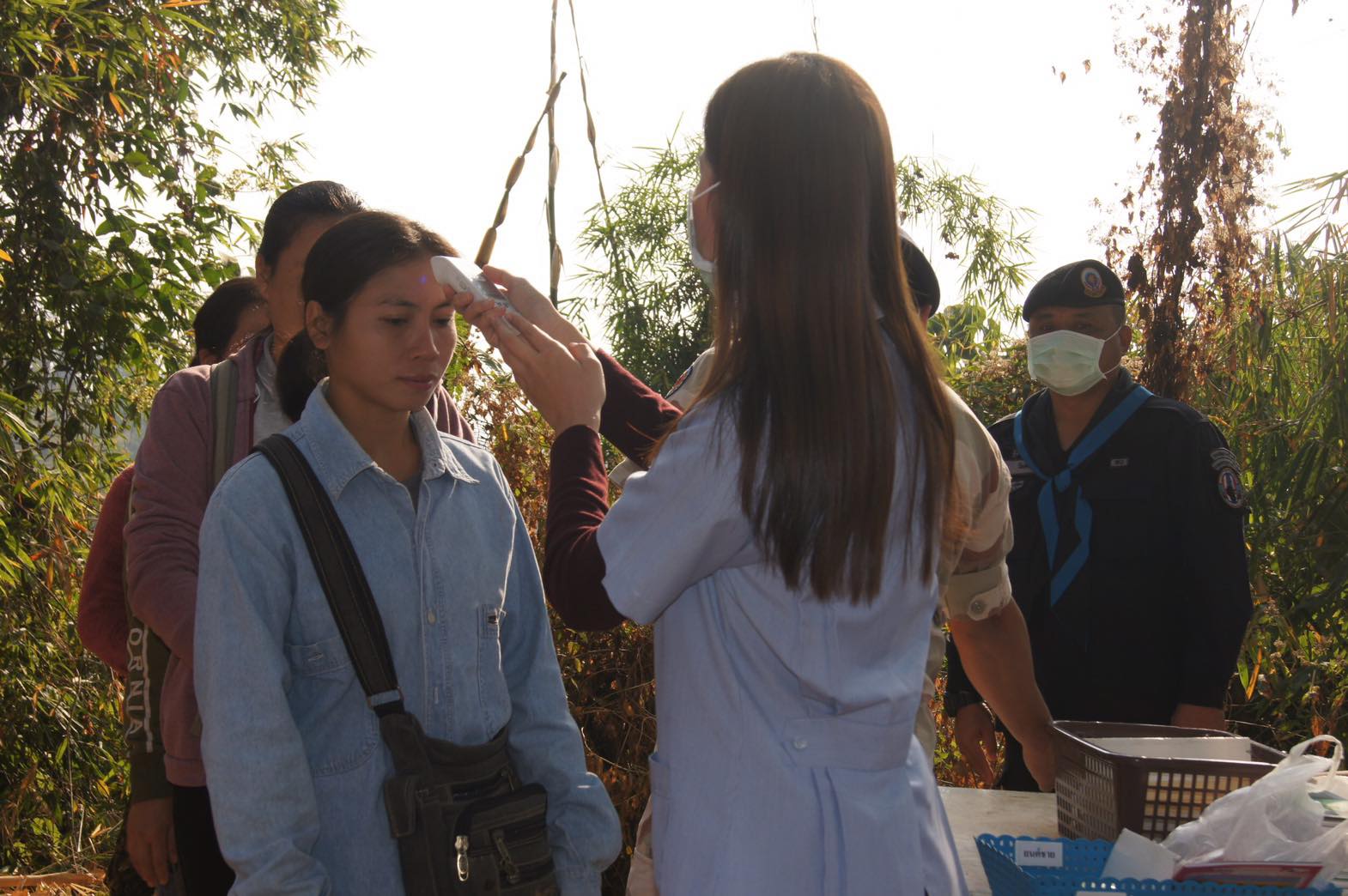 ทหารพรานร่วมกับหน่วยงานเกี่ยวข้อง ตั้งจุดคัดกรองป้องกันไวรัสโคโรน่าสายพันธุ์ใหม่ 2019 จุดผ่อนปรนค้าขายชายแดน