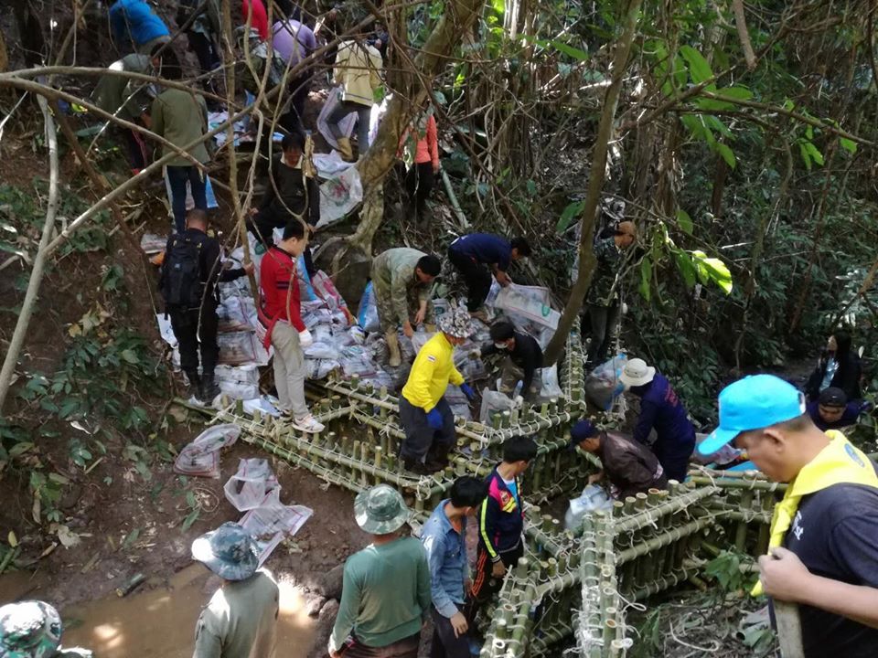 กองกำลังผาเมือง ช่วยชาวบ้านสร้างฝายชะลอน้ำแบบมีชีวิต ใน จ.เชียงราย