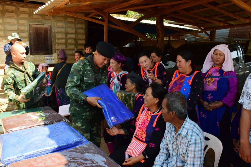 กองกำลังผาเมือง ร่วมกับผู้นำชุมชน มอบผ้าห่มและเสื้อกันหนาวในพื้นที่ ต.ทุ่งข้าวพวง อ.เชียงดาว จ.เชียงใหม่