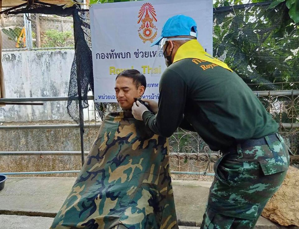 “Army Barber Delivery” กกล.ผาเมือง ออกให้บริการตัดผมฟรีถึงบ้าน