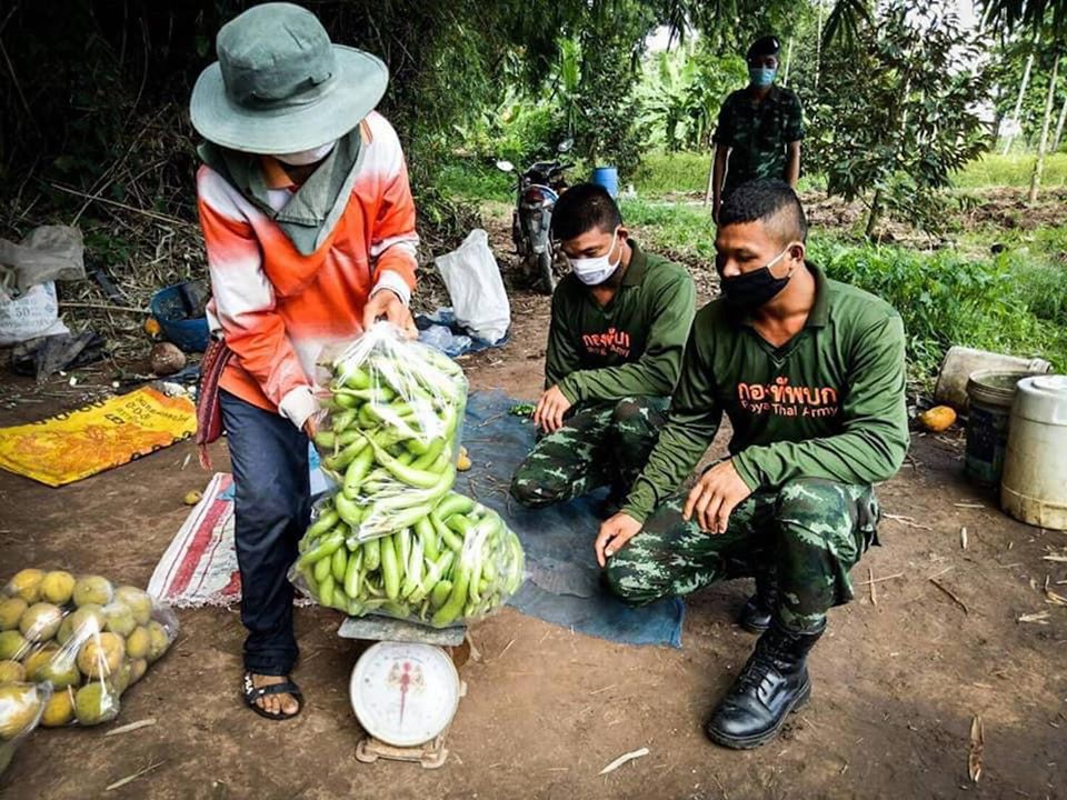 “กินผักนี้ดี…มีประโยชน์“หน่วยทหารจ่ายตลาด ช่วยเกษตรกร ฟื้นฟูเศรษฐกิจ”