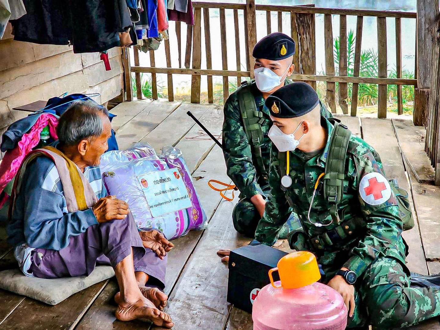 “ทหารเลย มอบผ้าห่มกันหนาว และตรวจสุขภาพ”