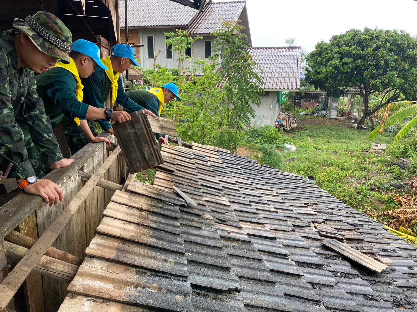 "จิตอาสา ทำความดี ด้วยหัวใจ" เร่งฟื้นฟูบ้านเรือนผู้ประสบภัยจากพายุฤดูร้อนในพื้นที่อำเภอเวียงสา จังหวัดน่าน"