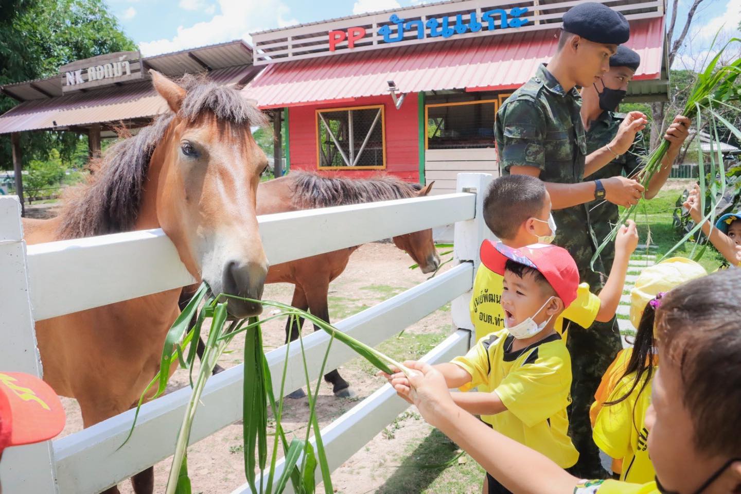 ร.3 พัน.2 ร่วมปลูกฝังเด็กๆ กับทักษะการเรียนรู้สู่อนาคต”