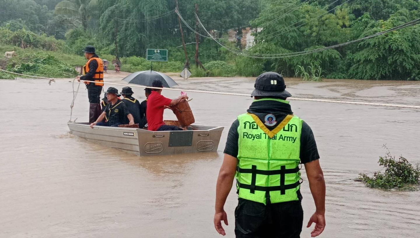 ทหารพรานแบก “กระทอโดเรม่อน “ เดินเท้าขึ้นดอยแจกเครื่องอุปโภค- บริโภค ให้กับราษฎรที่ได้รับผลกระทบน้ำท่วม