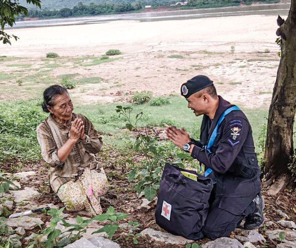 ทหารพราน 21 จัดชุดหมอเดินเท้าจ่ายยาสามัญประจำบ้านให้กับราษฎรถึงพื้นที่ทำการเกษตร