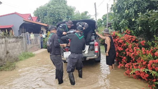 กกล.ผาเมือง จัดกำลังพล ช่วยเหลือประชาชนที่ประสบอุทกภัย ในพื้นที่ อ.ภูซาง จ.พะเยา