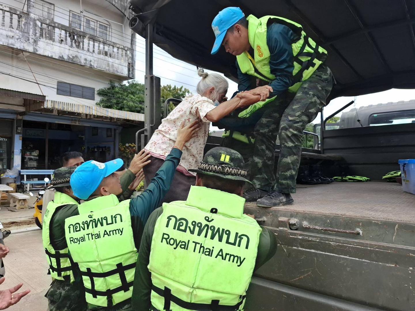 “ทหารจิตอาสา ช่วยเหลือพี่น้องประชาชนก้าวผ่านสถานการณ์น้ำท่วม”