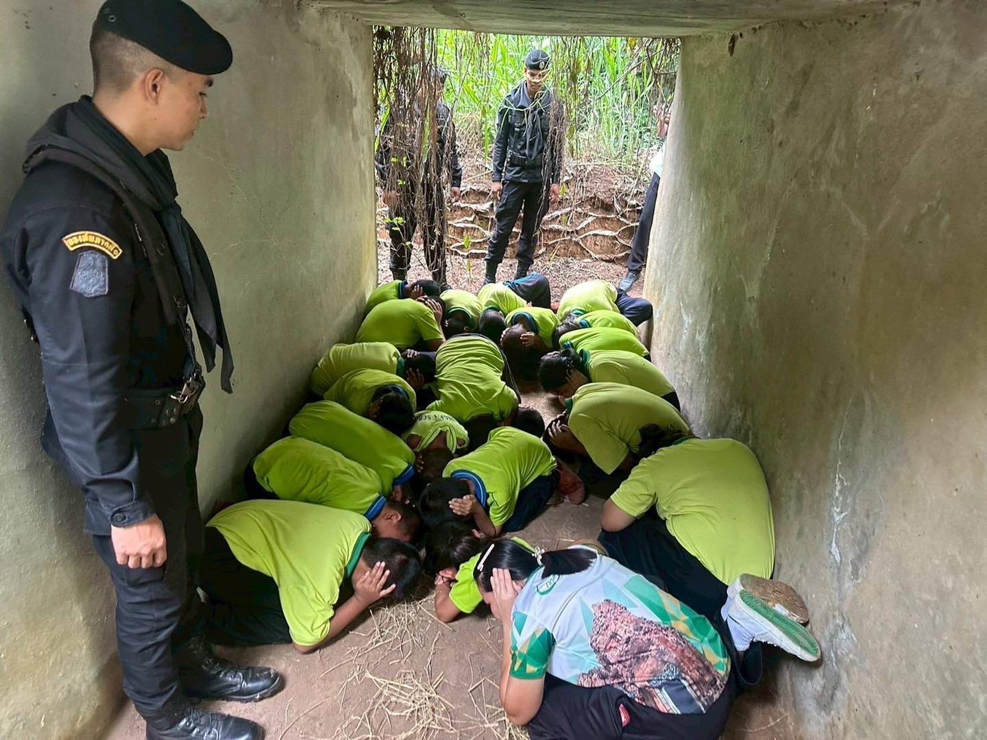 “ทหารพราน พาประชาชนและน้องๆ นักเรียนชายแดน จังหวัดสระแก้ว ซักซ้อมแผนอพยพประชาชน”