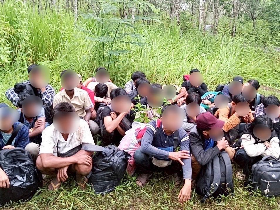 ฉก.ลาดหญ้า กกล.สุรสีห์ จับกุมต่างด้าวผิดกฎหมายลักลอบเข้าไทย