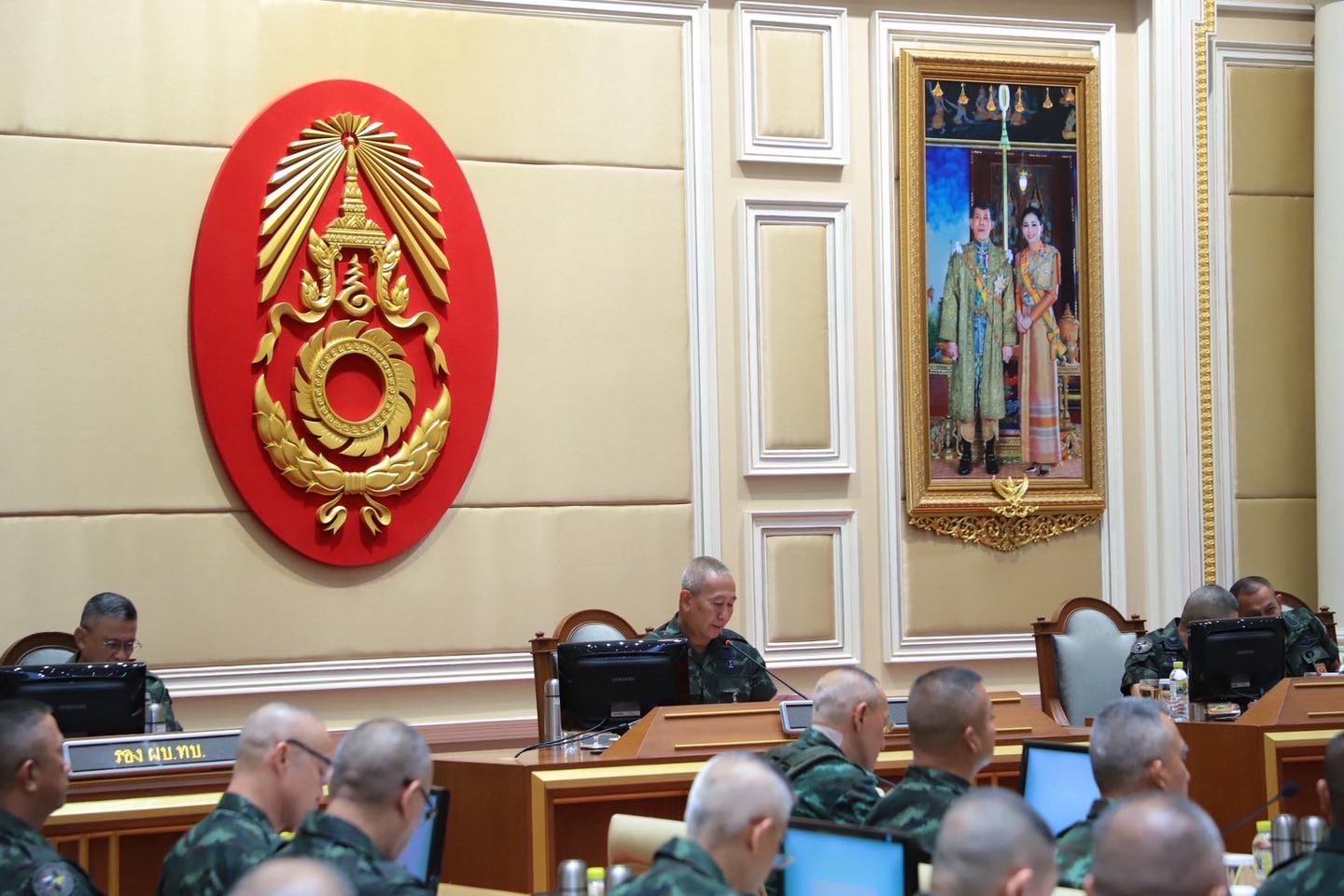 ผบ.ทบ. ประชุมผู้บังคับหน่วยขึ้นตรง กล่าวน้อมสำนึกถึงพระมหากรุณาธิคุณของสถาบันพระมหากษัตริย์ที่ทรงมีต่อพสกนิกรไทยในสถานการณ์ชายแดน พร้อมขอบคุณทุกหน่วยที่ร่วมภารกิจความมั่นคงเพื่อประชาชนและประเทศชาติ