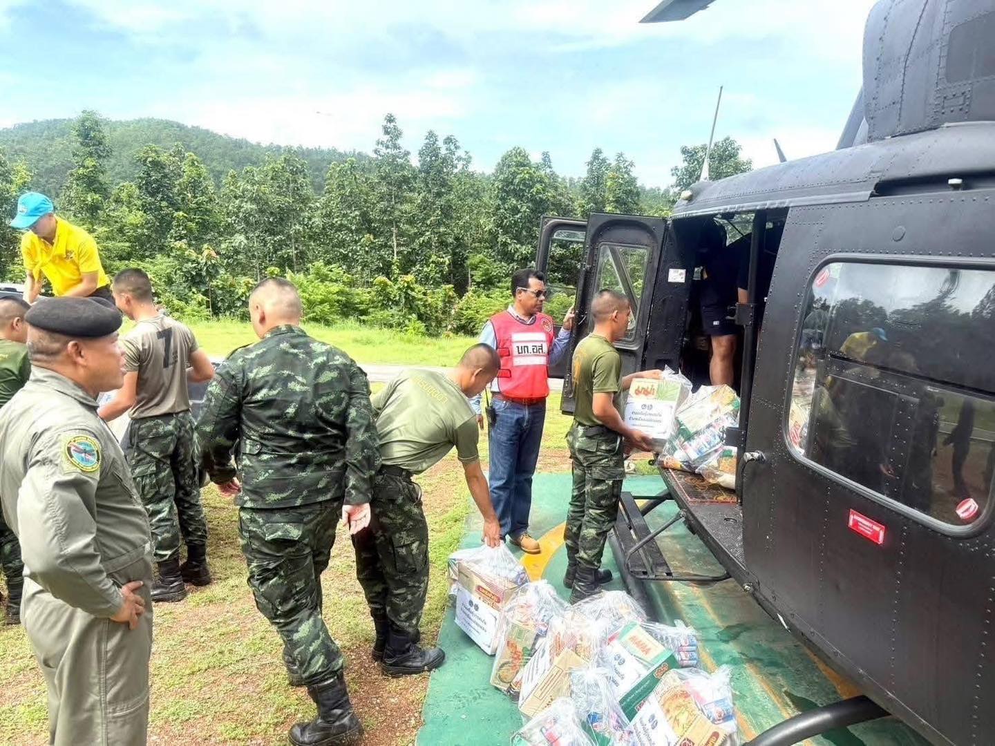 ส่งด่วน ฮ.ท.212 กองพันบินที่ 2 ศูนย์การบินทหารบก ลำเลียงน้ำดื่ม - ถุงยังชีพ ส่งตรงช่วยพี่น้องแม่ฮ่องสอน ฝ่าวิกฤตพายุคาจิกิ