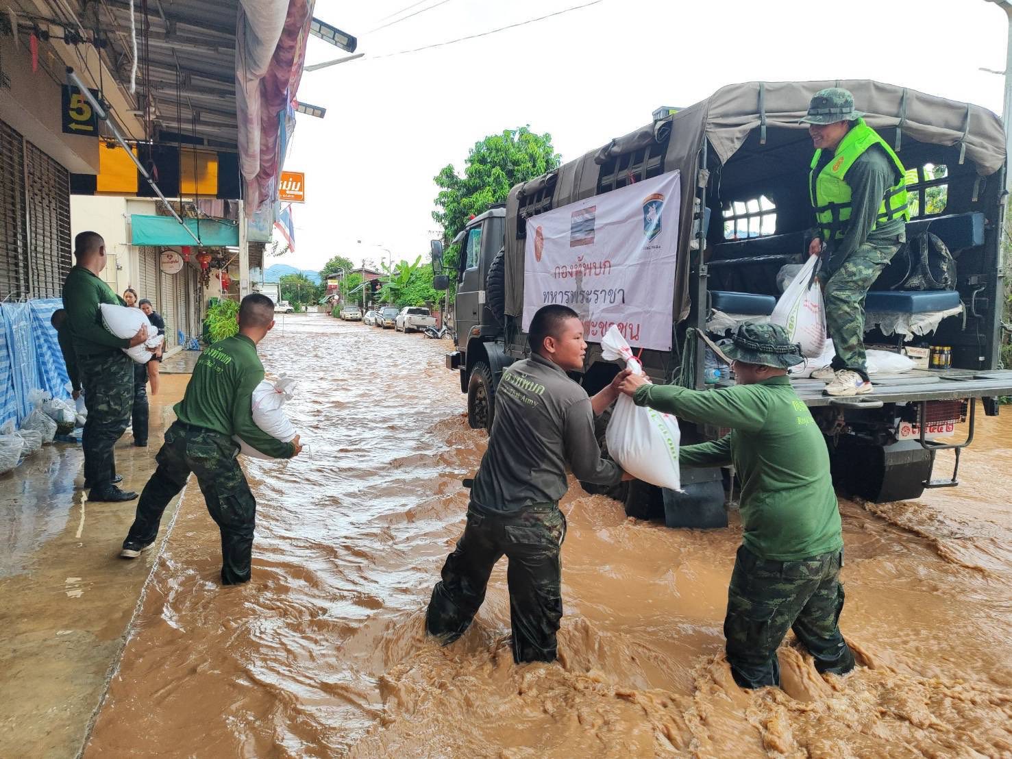 “ มทบ.36 ช่วยเหลือพี่น้องประชาชนก้าวผ่านสถานการณ์น้ำท่วม 